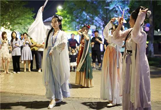 “造节”促消费 南京市建邺区银杏里文化艺术街区持续打造“潮流范儿”_fororder_3