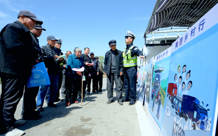 河北涞源：宣传交通安全常识，确保节日平安出行