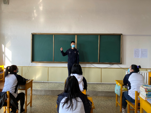 吉林长白民警启动暖心“护学岗” 为师生复教复学保驾护航