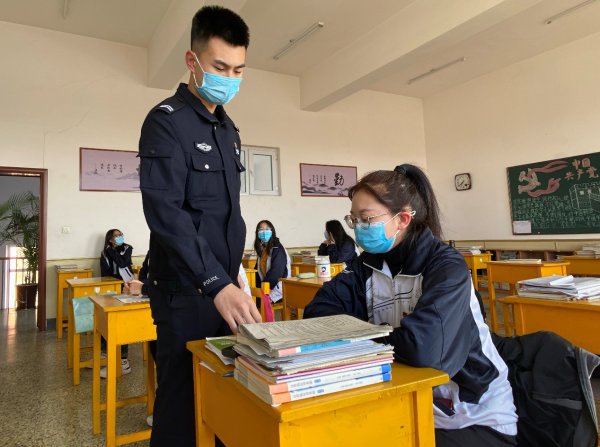 吉林长白民警启动暖心“护学岗” 为师生复教复学保驾护航