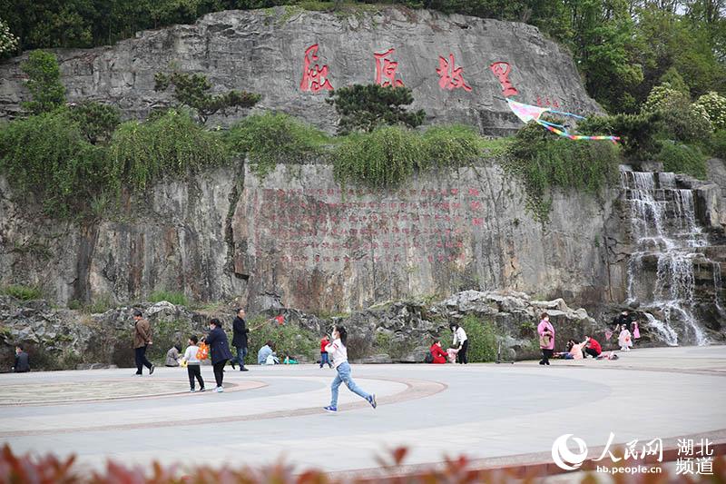 湖北秭归：山花漫烂 市民户外踏春享阳光