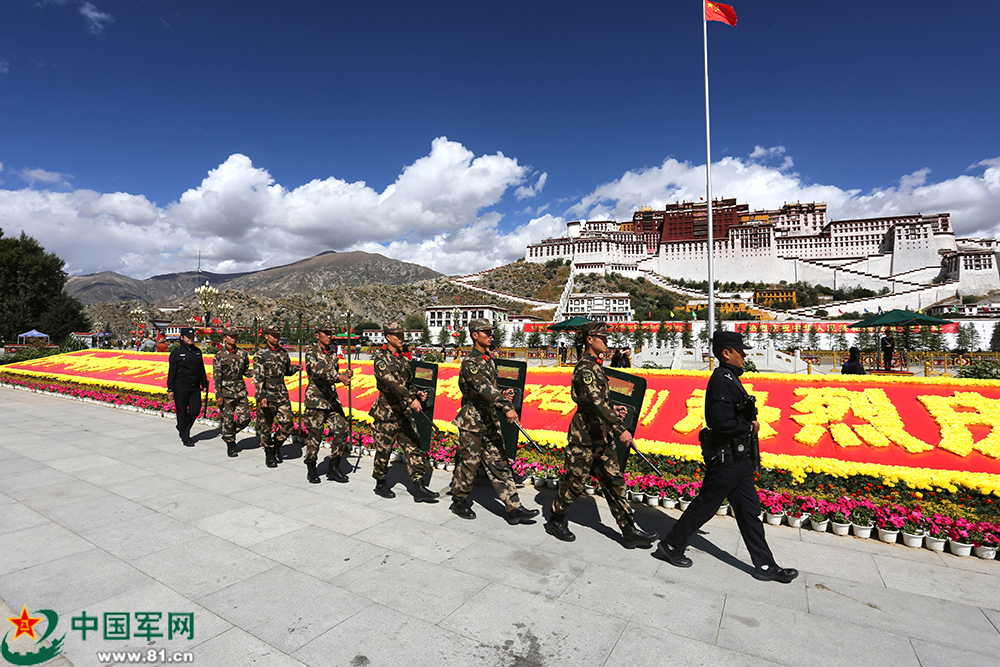 10月3日,武警西藏总队拉萨市支队战士在布达拉宫广场巡逻