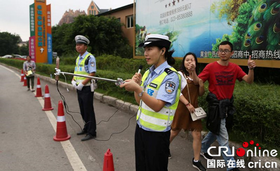 已过审【法制安全】畅行国庆 永川民警直播景区路况保障游客出行