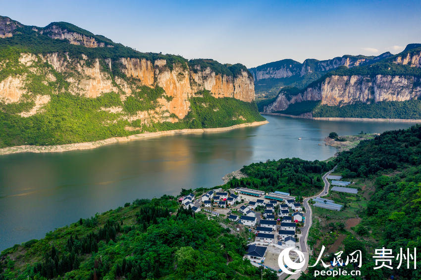 （中首）船行百里乌江画廊 尽赏两岸峡谷风光