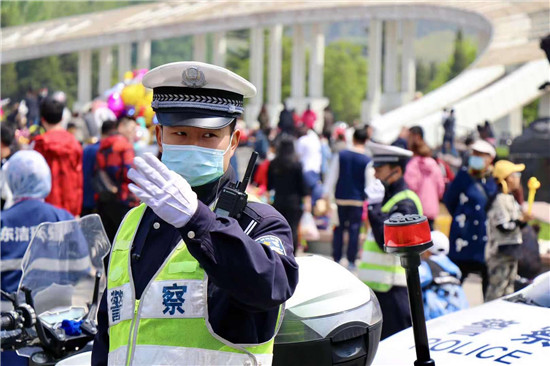 出动警力10100人次，鞍山市公安局圆满完成“五一”假期安保工作_fororder_做好车辆清理、人群疏导、秩序维护等工作 供图：鞍山公安