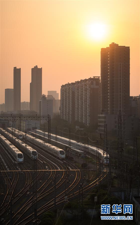 武汉：“陆地舰队”重新启程