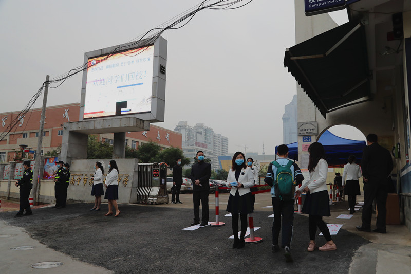 （急稿）【复课·开学第一天】分批错时 南宁市初三年级开学第一天有条不紊（组图）