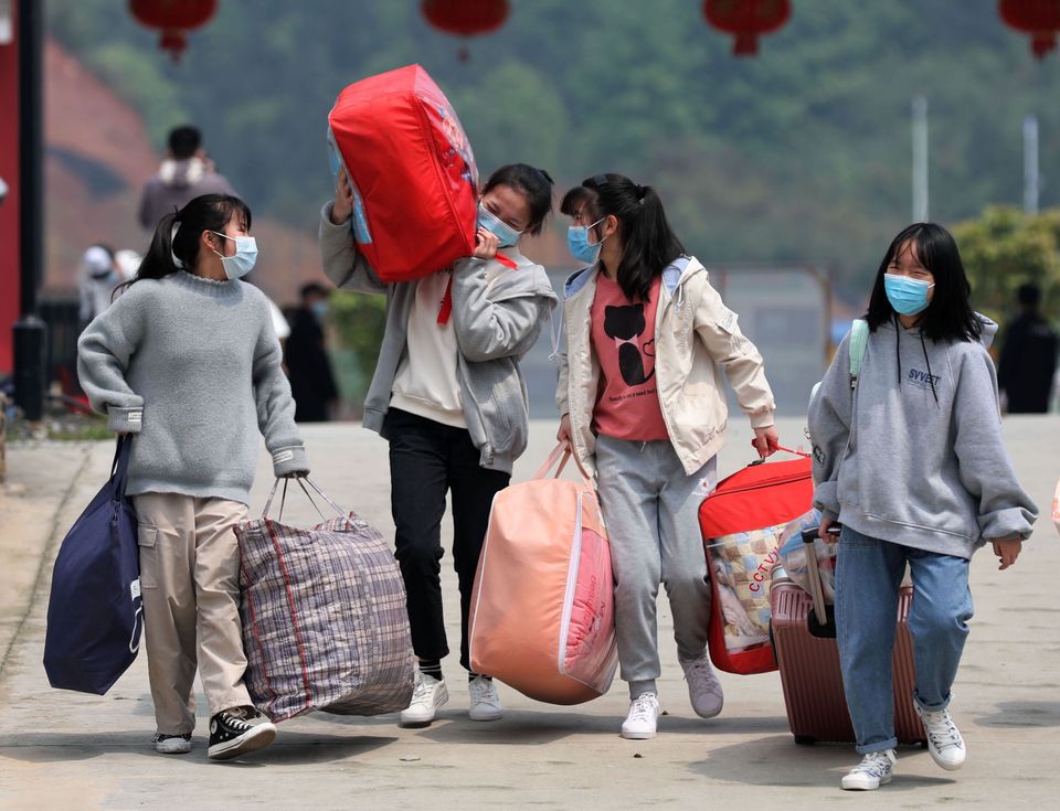 (急稿）【复课·开学第一课】广西各地初三年级学生井然有序返校