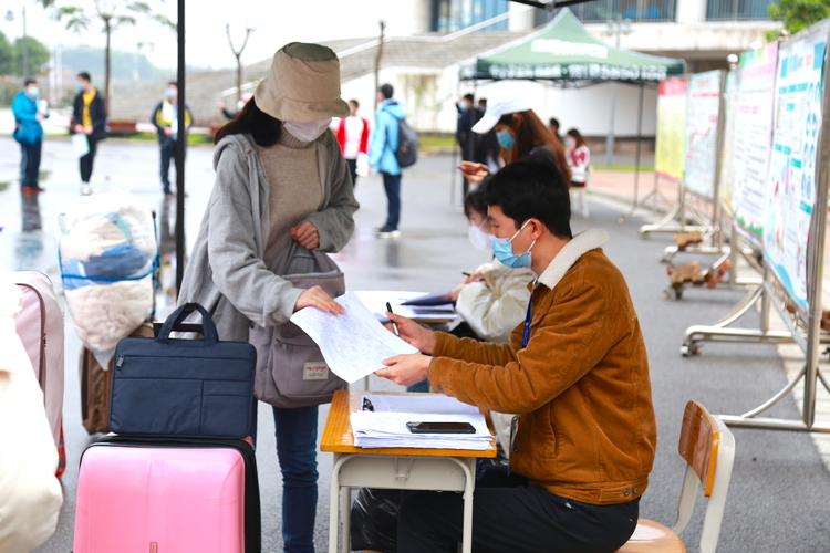 （急稿）【复课·防疫措施】南宁市各大高中落细防控措施 确保安全有序