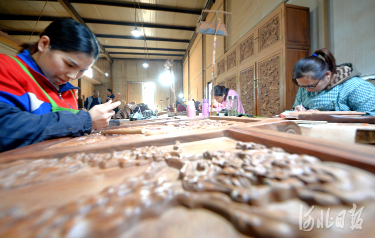 河北涞水：红木家具产业带动当地经济发展