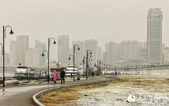 冰城四月迎春雪 最低气温跌至零下