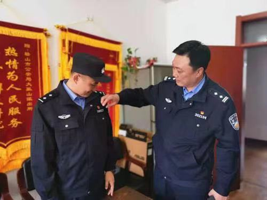 鞍山再现“托举哥” 铁东公安民警高空托举八旬老太1小时_fororder_图片11