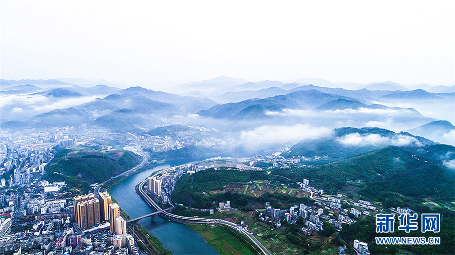 初夏堵河：云雾缭绕 水清岸绿