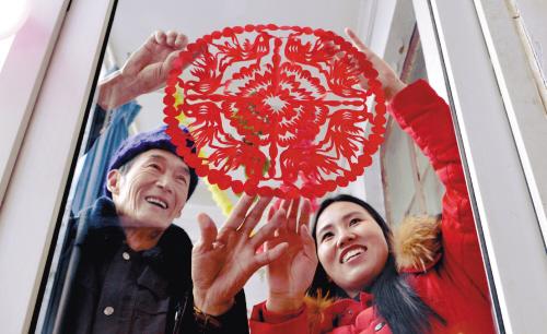 今日是农历小年 一些地区延续贴窗花习俗