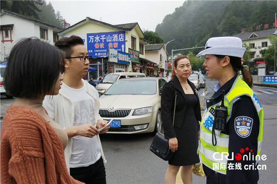 已过审【区县联动】【万盛】双节万盛旅游太火 警方每天投入700警力保驾护航【区县联动列表】双节万盛旅游太火 每天700警力保驾护航