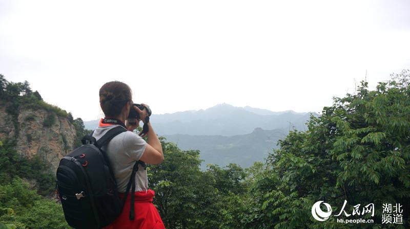 湖北丹江口：摄影大伽进山乡拍美片 宣传旅游资源推动乡村振兴