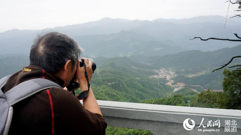 湖北丹江口：摄影大伽进山乡拍美片 宣传旅游资源推动乡村振兴