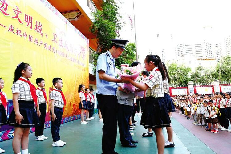 建设文明美丽家园 南宁师生积极行动