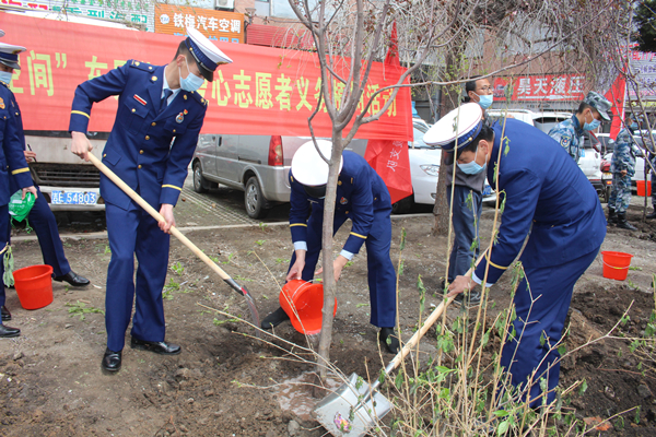 汽开区消防开展义务植树活动