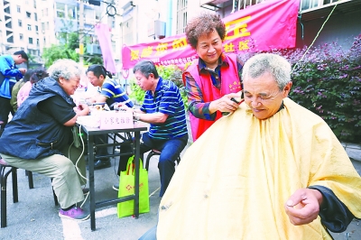 （公益图文）南京鼓楼区华侨路社区志愿服务温暖居民心