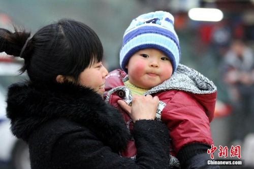 “全面两孩”落地满月 探访不同年龄段的生养困惑