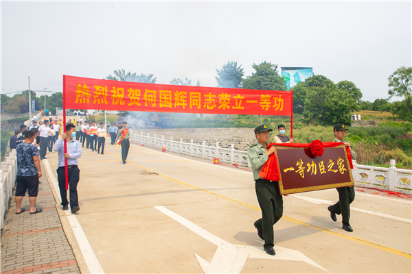 麻城市军地联合为一等功臣之家送喜报_fororder_图片4