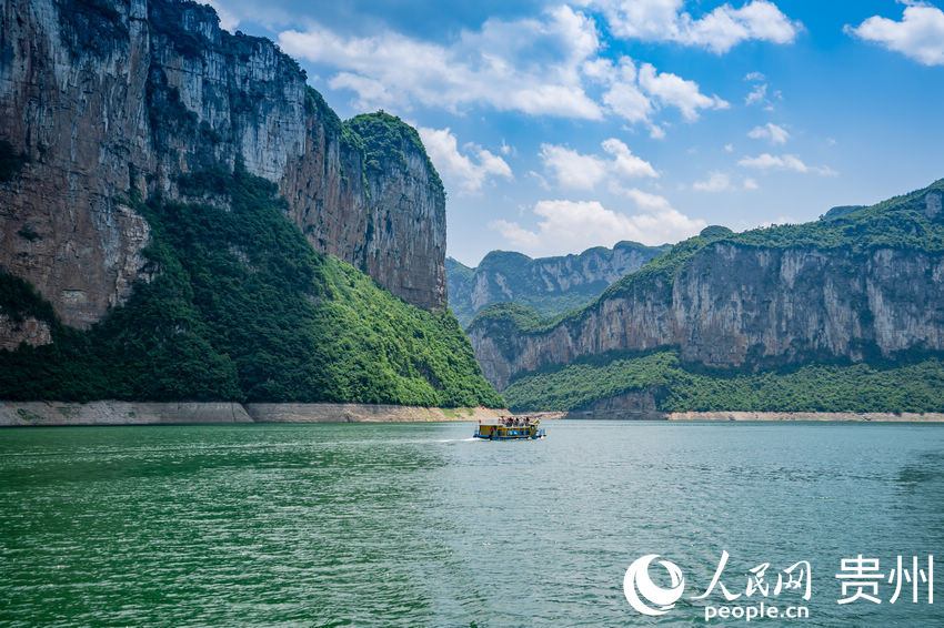 （中首）船行百里乌江画廊 尽赏两岸峡谷风光