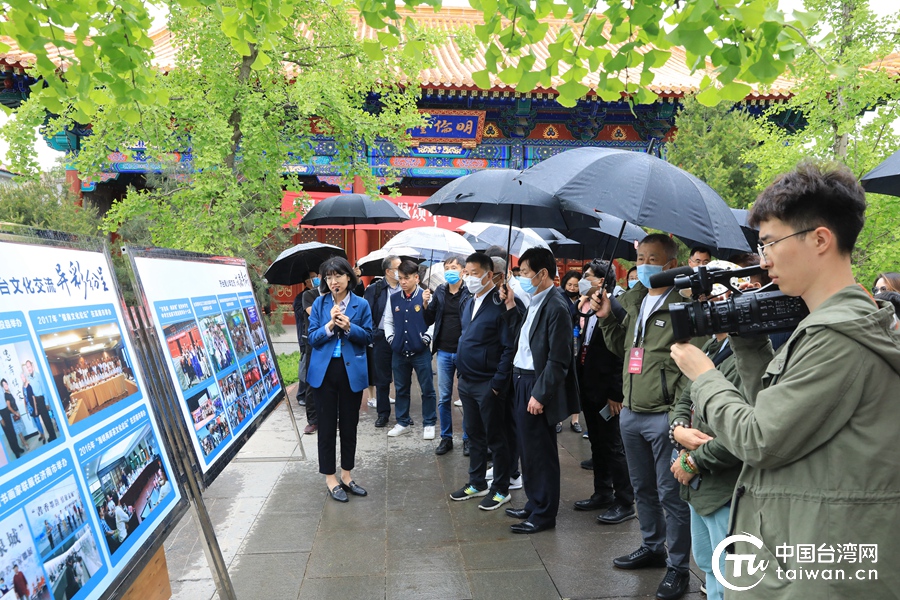 深化鲁台合作推进会嘉宾参观济台港澳书画巡展：共抒家国情怀，共庆建党百年