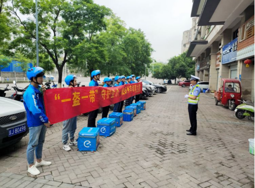 【原创】重庆市高新区：交巡警走进外卖企业 开展交通安全宣传活动_fororder_微信图片_20210528113441