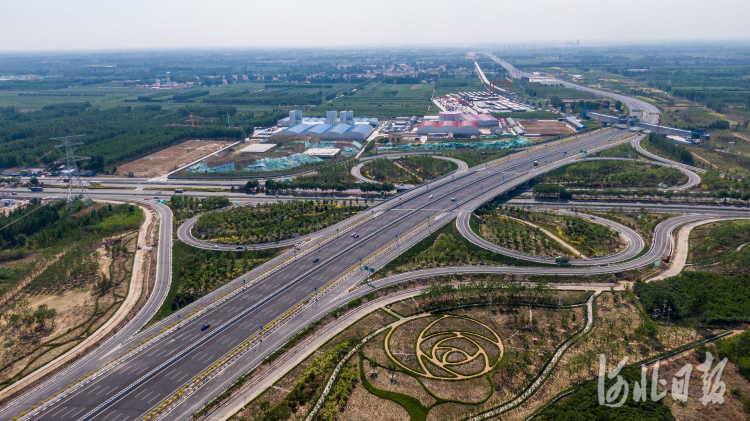 北京大兴国际机场北线高速廊坊段正式通车