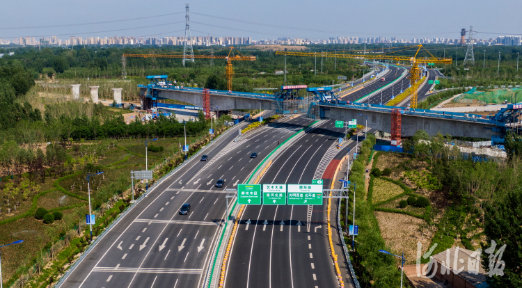 北京大兴国际机场北线高速廊坊段正式通车