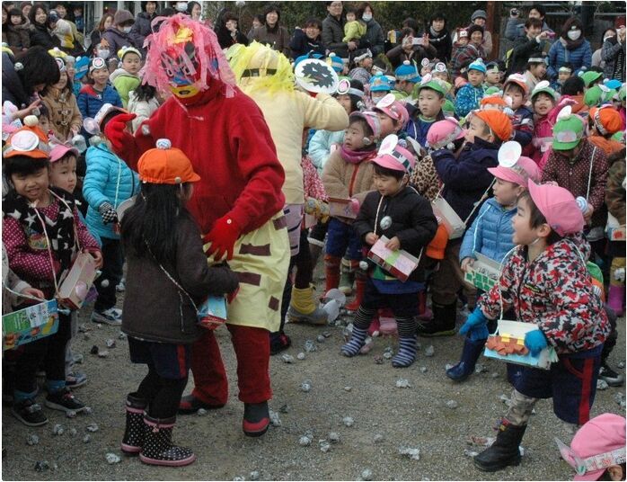 日本各地幼儿园节分组织小朋友撒豆驱“鬼”