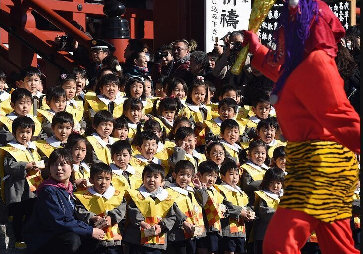 日本各地幼儿园节分组织小朋友撒豆驱“鬼”