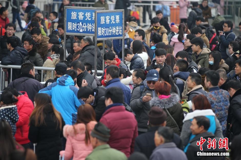 临近春节 公路客运迎客流高峰