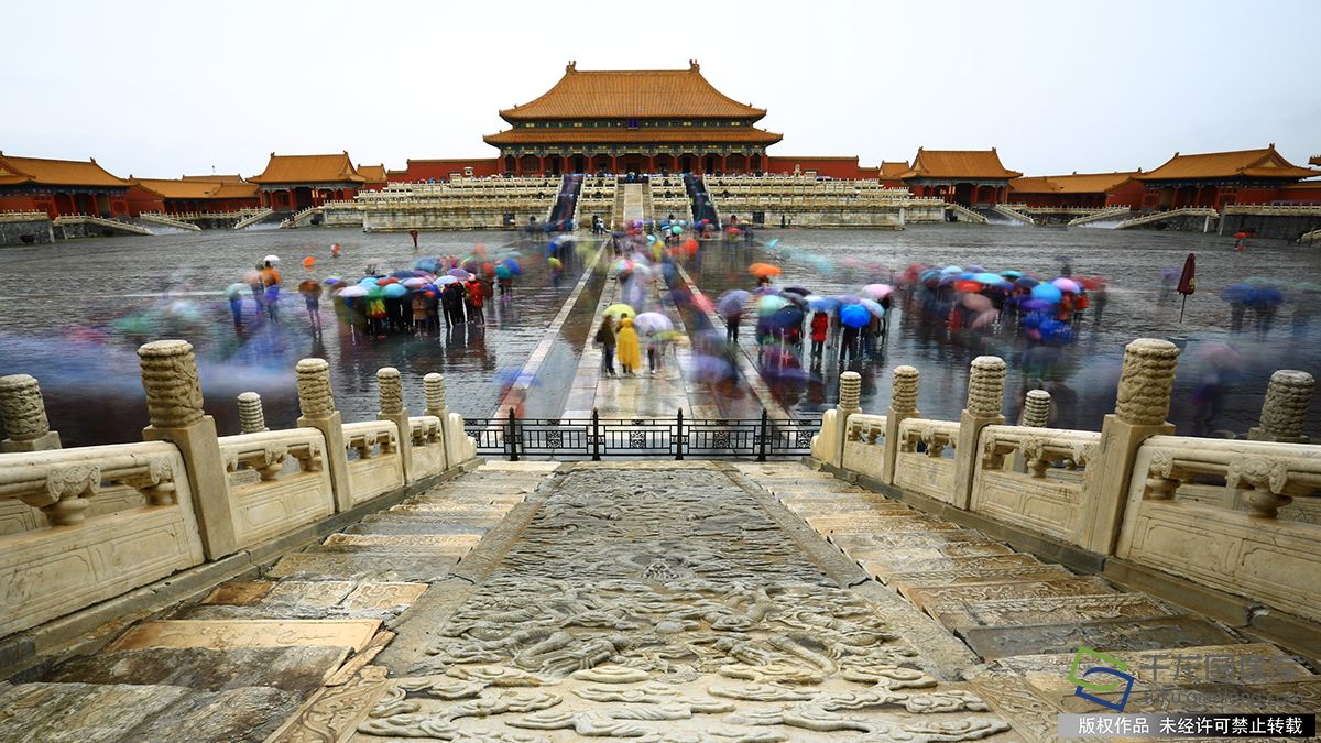 故宫游客雨中游览热情不减