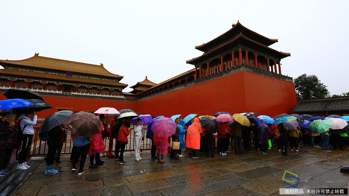 故宫游客雨中游览热情不减