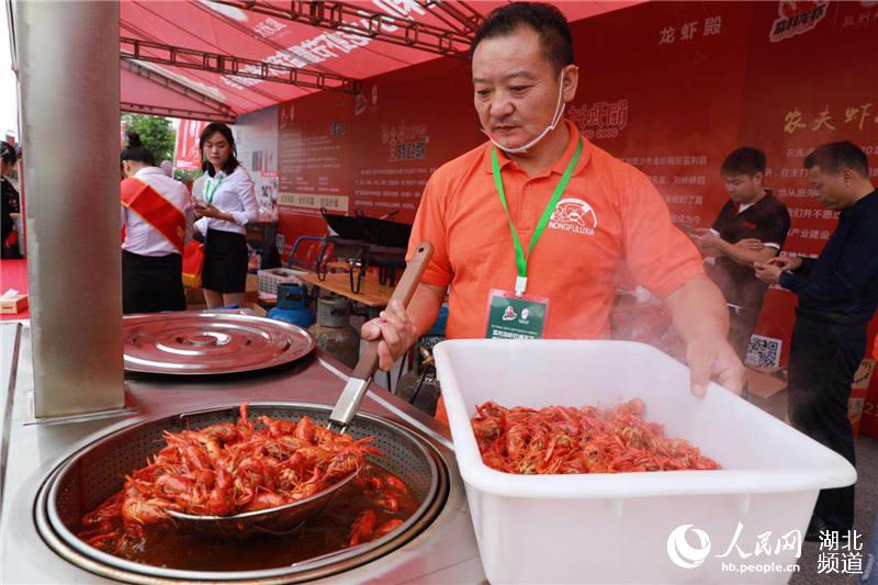 湖北监利虾稻节开幕 万只小龙虾一锅蒸