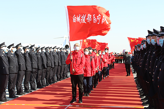 02【Ok】【吉林供稿】白城市30名援鄂医疗队员回家 当地高规格、高礼仪迎接