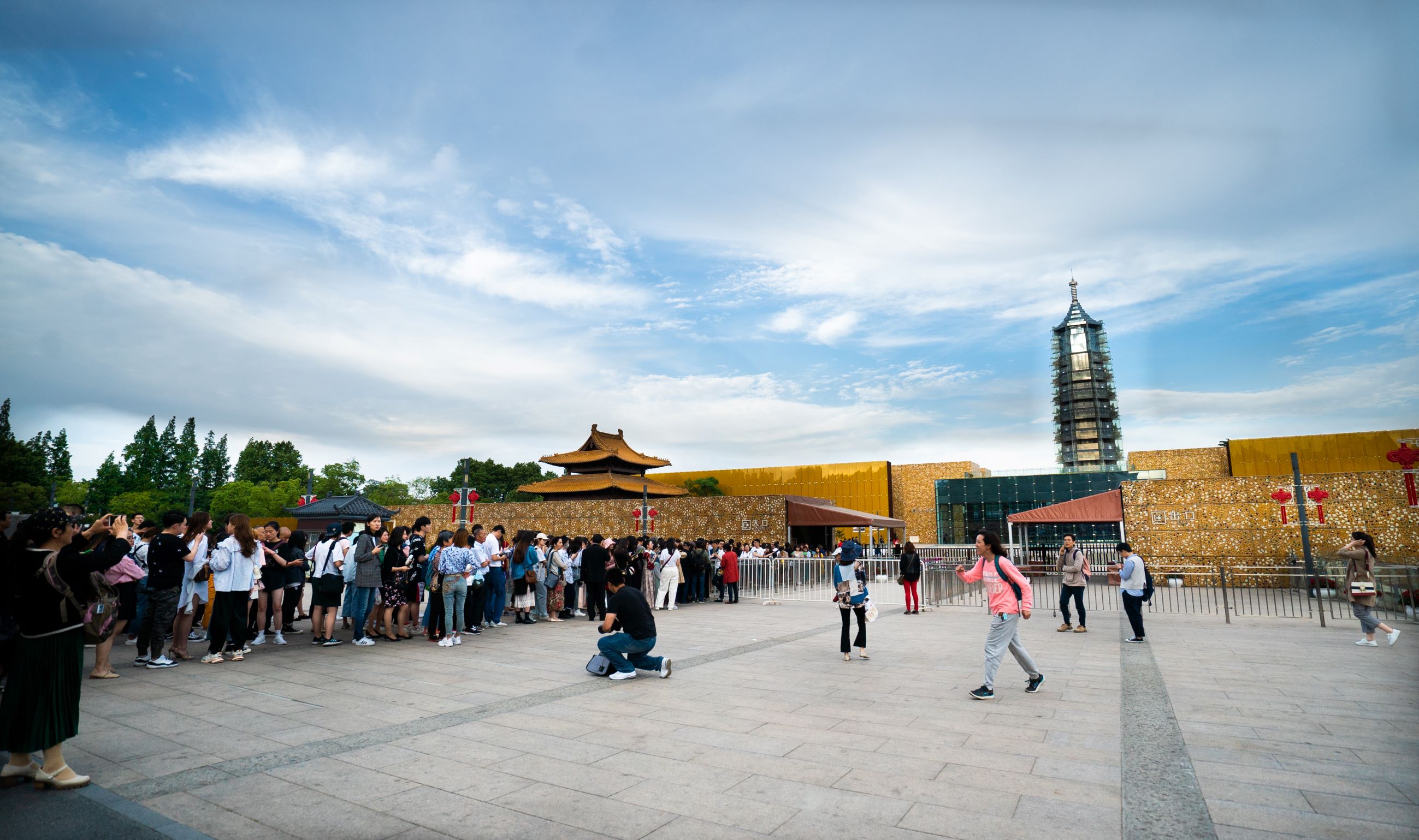 （供稿 创新江苏列表 三吴大地南京 移动版）南京大报恩寺上演大型服装秀 演绎古今服饰文化（列表页标题）南京大报恩寺上演大型服装秀