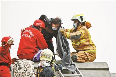 台湾地震致大楼倒塌成两截 被质疑早有安全隐患