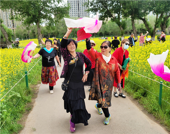 沈阳市和平区第六届油菜花展开幕 花海飘香醉游人_fororder_在花田即兴起舞