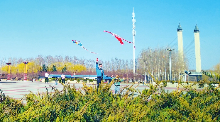 天气渐暖 吉林省市民纷纷走出家门