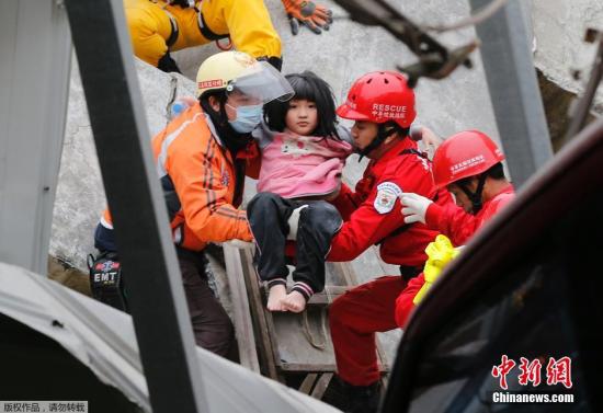 台湾高雄地震灾区现场：等候区的人们没有除夕