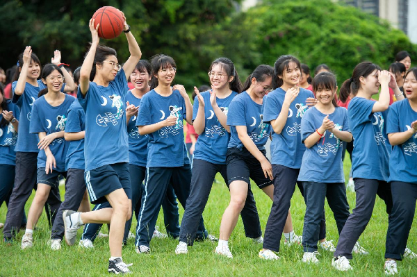 广西南宁：趣味减压拓展活动 鼓励高三学子逢考必胜