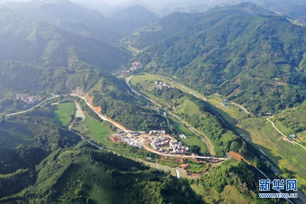 广西：走好生态脱贫路 让荒山披绿穷岭生金