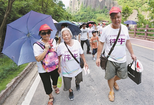 玉林：千人徒步容县都峤山