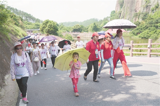 玉林：千人徒步容县都峤山