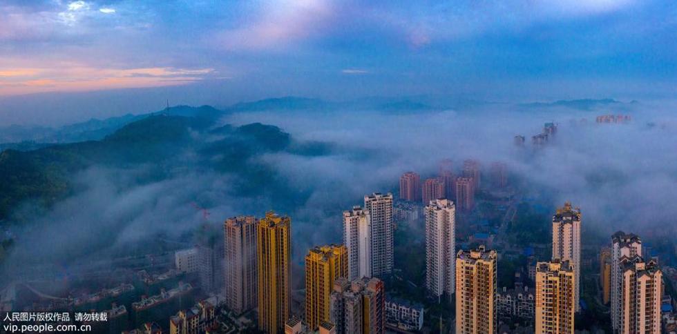 重庆大足城区现平流云美景