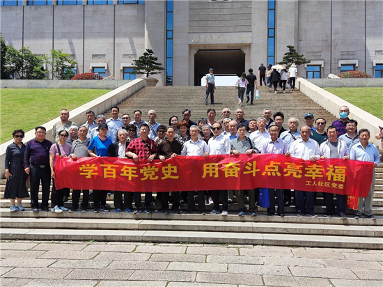 泰州市海陵区工人社区组织党员赴雨花台烈士陵园瞻仰革命烈士_fororder_8