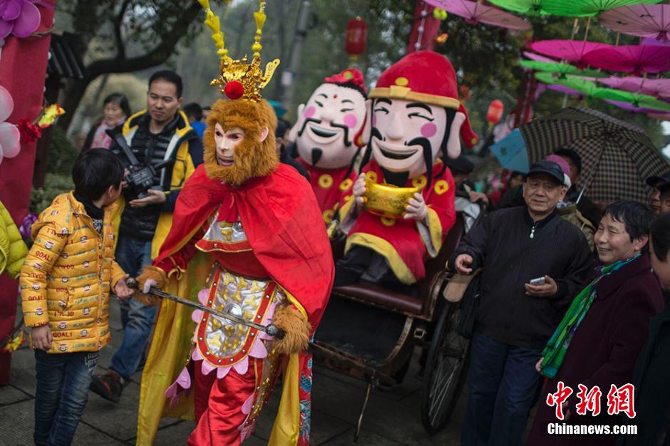 “财神爷”巡游南京 上演真人版“抢红包”